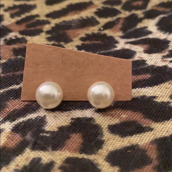 🎄Faux Pearl Earrings NWT - Picture 2 of 2